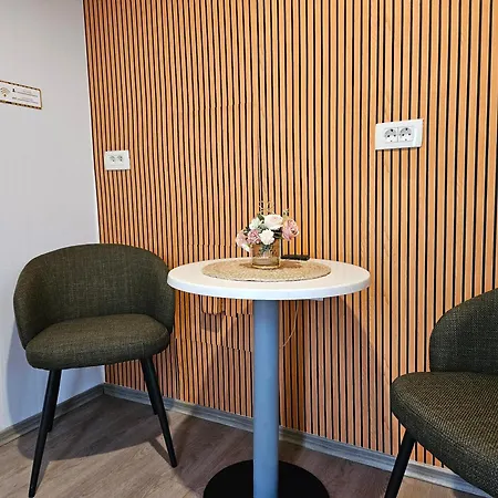 Center Budget Apartment *