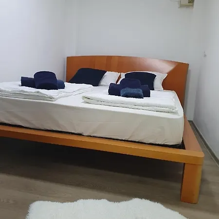 Center Budget Apartment *